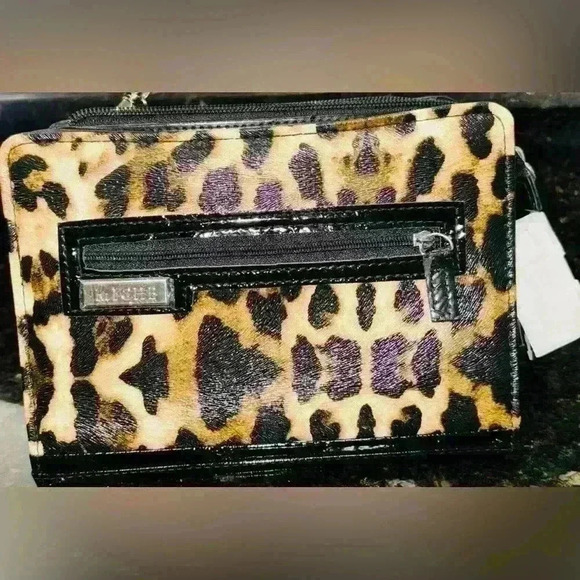 Miche Handbags - MICHE TESS interchangeable purse. With leopard print cover. 8x6” shoulder bag